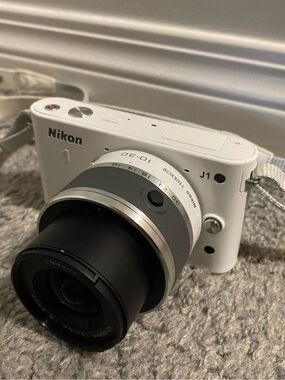 Nikon J1 White Mirrorless Camera with Gray/Silver 10-30mm Lens